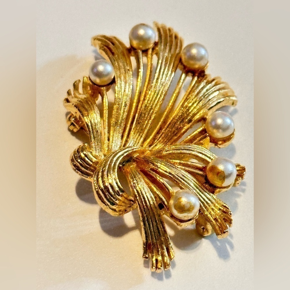 Lisner BROOCH, Vintage Pin Faux Pearl Ribbon Gold Tone 5356 R